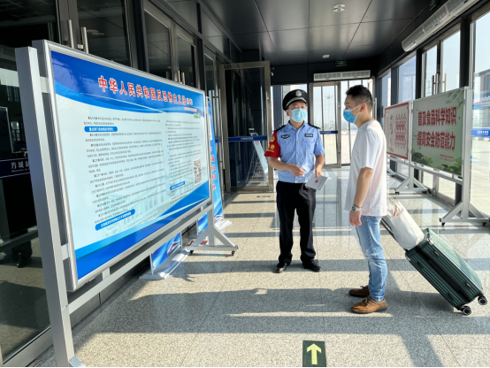 洛陽(yáng)鐵路公安處方城站派出所組織開(kāi)展反恐法宣傳活動(dòng)(通訊員胡文龍)(1)234