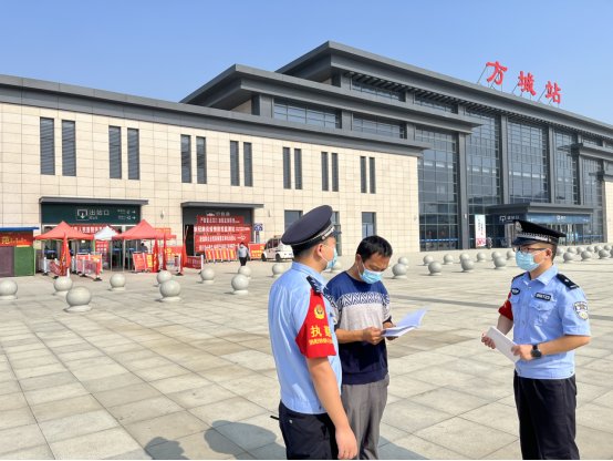 洛陽(yáng)鐵路公安處方城站派出所組織開(kāi)展反恐法宣傳活動(dòng)(通訊員胡文龍)(1)236
