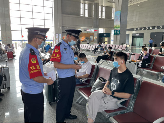 洛陽(yáng)鐵路公安處方城站派出所組織開(kāi)展反恐法宣傳活動(dòng)(通訊員胡文龍)(1)238