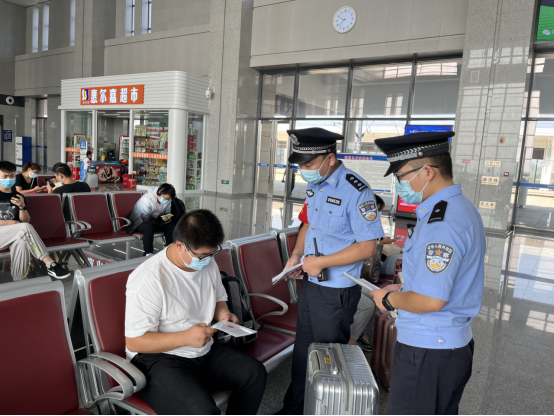 洛陽(yáng)鐵路公安處方城站派出所組織開(kāi)展反恐法宣傳活動(dòng)（通訊員胡文龍）(1)240