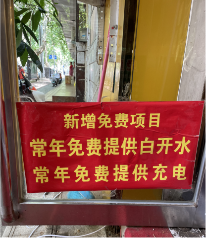1_河南鄭州:夏日關(guān)愛環(huán)衛(wèi)工人 酷暑為其送清涼(最新)1301