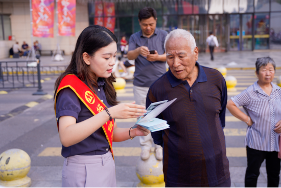 金融為民譜新篇 服務(wù)大眾筑輝煌--招商銀行鄭州分行積極開展金融知識進商圈活動412